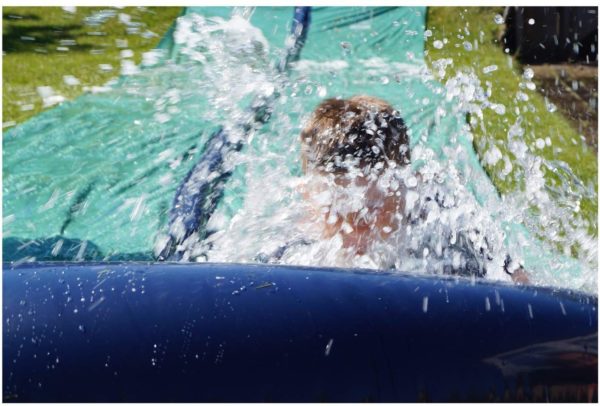 TEAM MAGNUS Slip and Slide XL - Inflatable Crash pad and Central Spray Channel for Races - Image 2